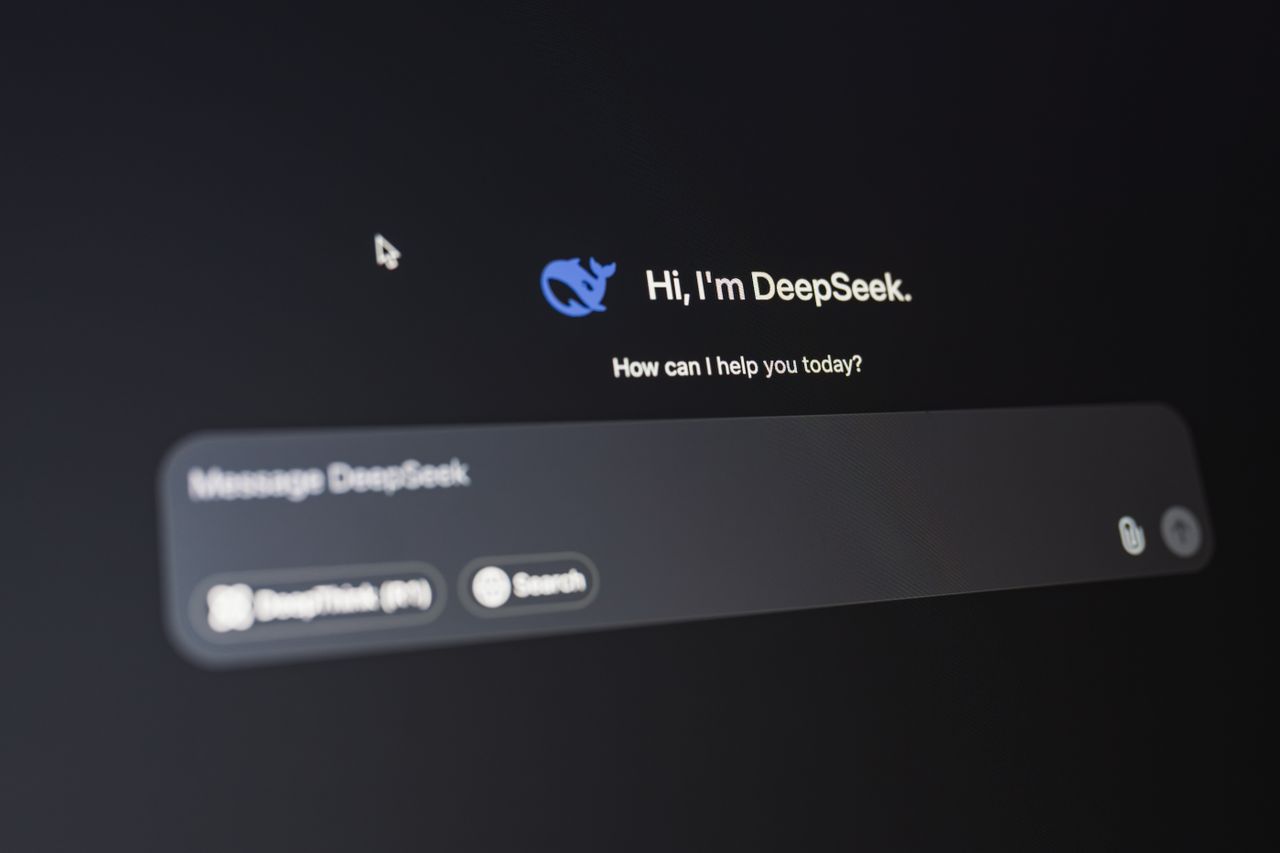首页 A detailed view of the DeepSeek AI interface, displaying a welcoming message on a dark background.