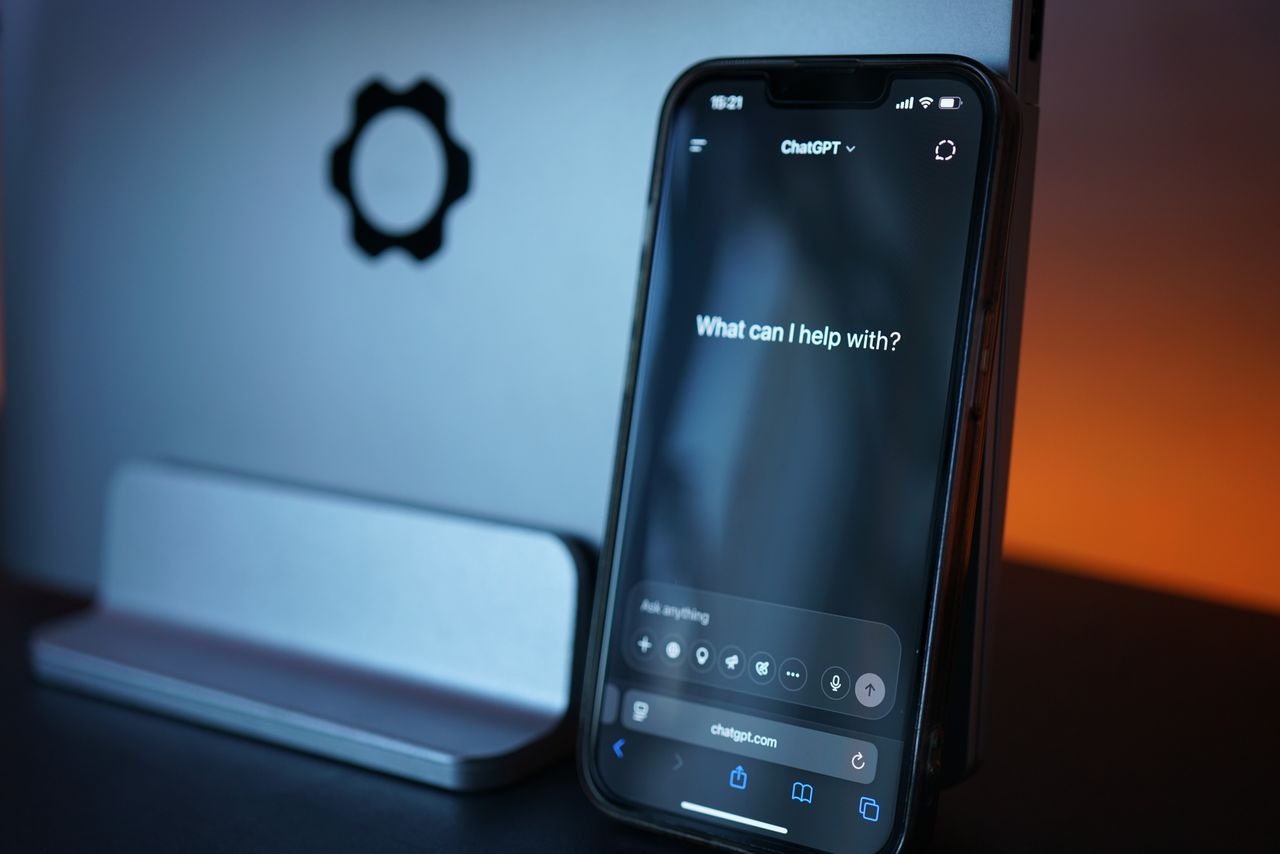 首页 Close-up of a smartphone with AI chat interface, showcasing advanced technology in a sleek design.